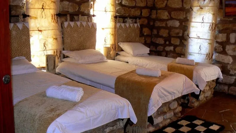 Vista general de la piscina y el lodge, integrada en un entorno verde y tranquilo.